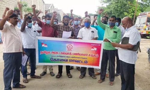 சட்ட விரோத மது கூடங்களை மூட டாஸ்மாக் பணியாளர்கள் சங்கம் ஆர்ப்பாட்டம்