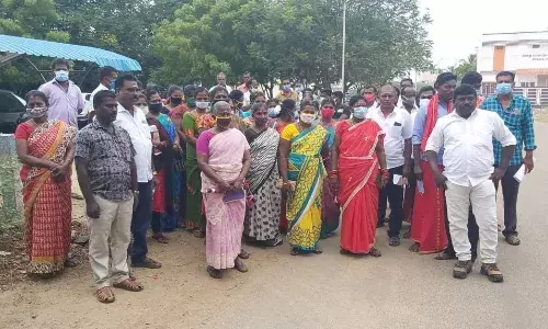 மூடப்பட்டுள்ள ஸ்டெர்லைட் ஆலையை திறக்கக்கோரி கலெக்டரிடம் கிராம மக்கள் மனு