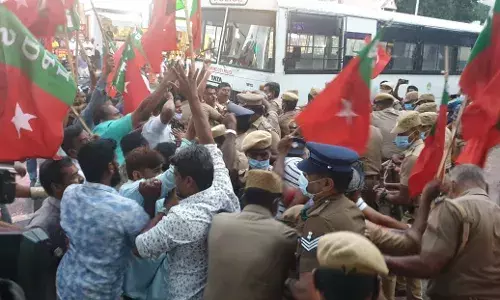 விவசாயிகள் உயிரிழப்பை கண்டித்து எஸ்டிபிஐ கட்சியினர் ரயில் நிலையம் முற்றுகை
