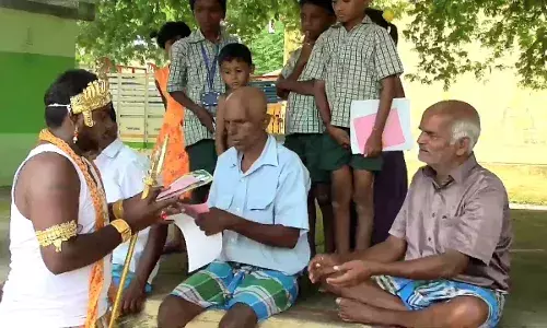 முருகன் வேடமிட்டு வாக்கு சேகரிப்பில் ஈடுபட்ட சுயேட்சை வேட்பாளர்