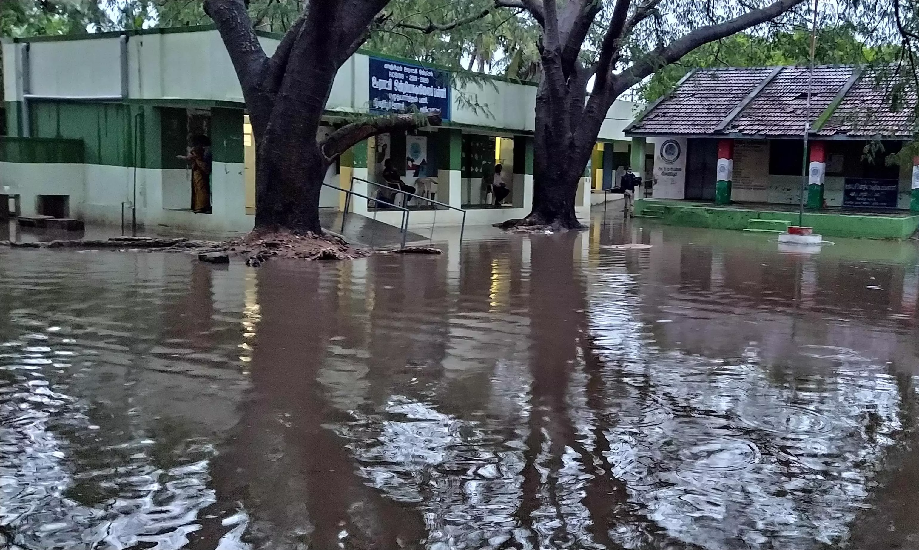 தொடர்மழை காரணமாக கீழ்கதிர்பூர் வாக்குசாவடி வளாகத்தில் புகுந்த மழைநீர் தொடர்மழை காரணமாக கீழ்கதிர்பூர் வாக்குசாவடி வளாகத்தில் புகுந்த மழைநீர்