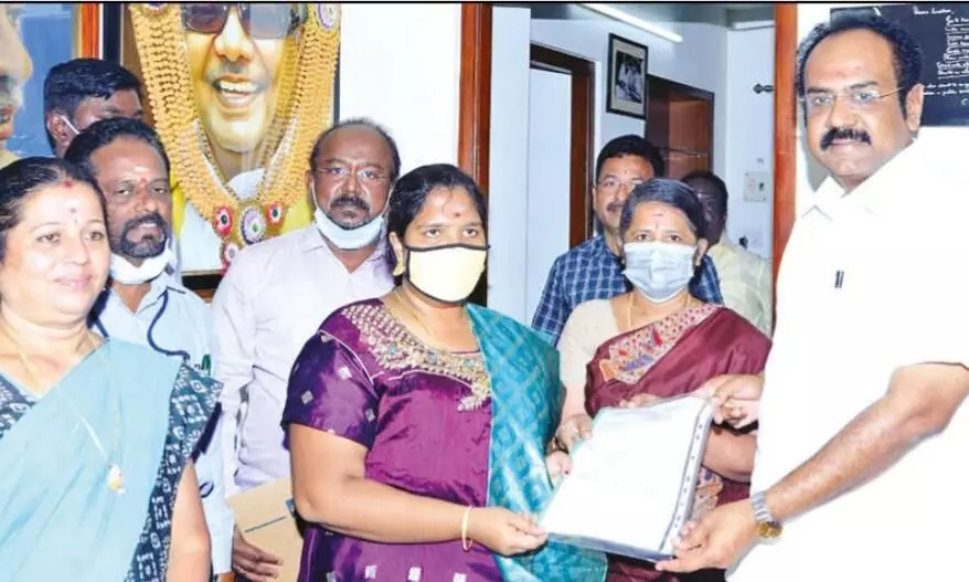 கொரோனா பெருந்தொற்றில் மரணமடைந்தவர்களின் குடும்பத்துக்கு பணி நியமன ஆணை கொரோனா பெருந்தொற்றில் மரணமடைந்தவர்களின் குடும்பத்துக்கு பணி நியமன ஆணை