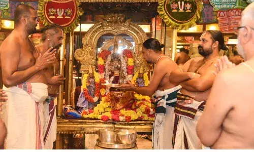 புனரமைக்கப்பட்ட கண்ணாடி அறையில் தாயாருடன் எழுந்தருளிய தேவராஜ பெருமாள்