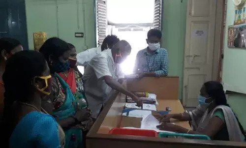 பை தைக்கும் தொழிலாளர்களுக்கு கூலி உயர்வு: தாலுகா அலுவலகத்தில் மனு