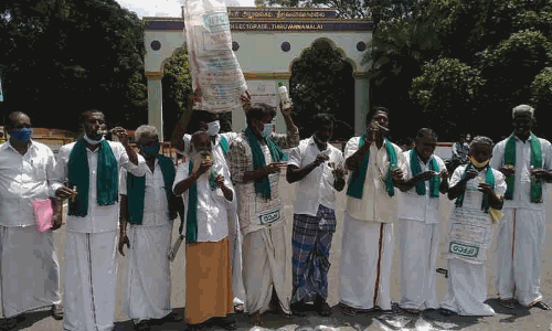 உரத் தட்டுப்பாட்டை சரி செய்யக்கோரி விவசாயிகள் ஆர்ப்பாட்டம்