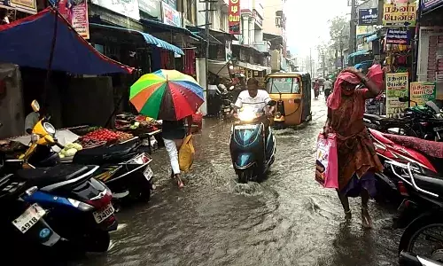 செங்கல்பட்டில் இடி-மின்னலுடன் கனமழை: வெள்ளக்காடான சாலைகள்