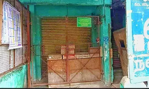 டாஸ்மாக் பணியாளர் கொலை: கரூரில் மதுபான கடைகள்  அடைப்பு டாஸ்மாக் பணியாளர் கொலை: கரூரில் மதுபான கடைகள்  அடைப்பு