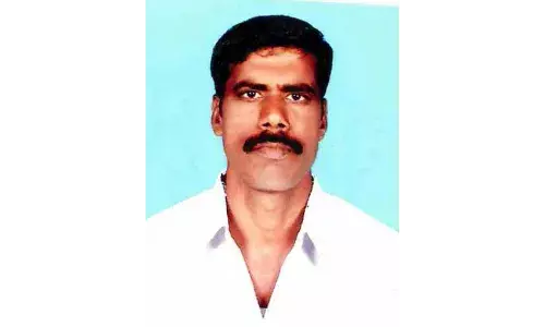 ஓட்டுக்கு பணம் பட்டுவாடா செய்த அதிமுக வேட்பாளர் ஓட்டுக்கு பணம் பட்டுவாடா செய்த அதிமுக வேட்பாளர்