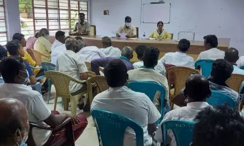 பஞ்சப்பட்டி ஏரியில் பட்டுப்போன மரங்கள் ஏலம்