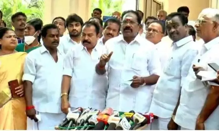 மதுரையில் தேவையற்ற இடங்களில் உள்ள சாலை தடுப்புகளை அகற்ற முன்னாள் அமைச்சர் வலியுறுத்தல் மதுரையில் தேவையற்ற இடங்களில் உள்ள சாலை தடுப்புகளை அகற்ற முன்னாள் அமைச்சர் வலியுறுத்தல்