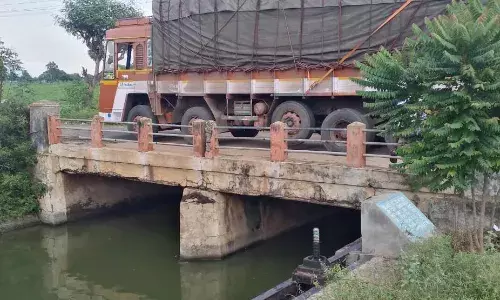 குமாரபாளையம் அருகே சேதமடைந்த பாலம்; சீரமைக்கப்படாத அவலம்