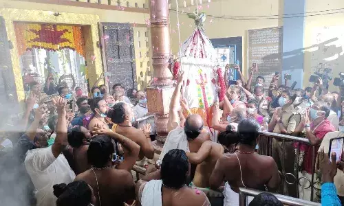 குலசேகரன்பட்டினம் முத்தாரம்மன் கோவில் தசரா திருவிழா: கொடியேற்றத்துடன் துவங்கியது