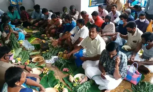 முன்னோர்களுக்கு தர்ப்பணம் கொடுக்க கோயில்களில் நீண்ட வரிசையில் காத்திருப்பு