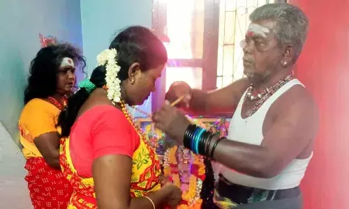 குலசை முத்தாரம்மன் கோவில் கொடியேற்றம்: விரதமிருந்து மாலையணிந்த பெண்கள்