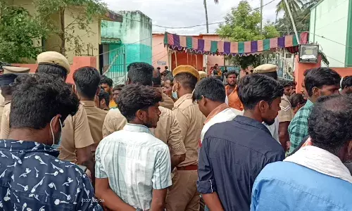 வாக்குபதிவு மந்தம்: கூடுதல் வாக்குசாவடி கேட்டு வாக்காளர்கள் சாலைமறியல்