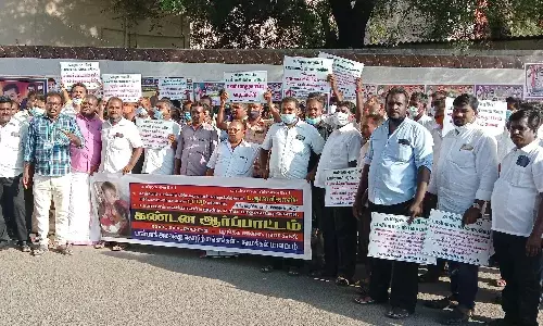 டாஸ்மாக் விற்பனையாளர் கொலையை கண்டித்து நாமக்கல்லில் ஆர்ப்பாட்டம் டாஸ்மாக் விற்பனையாளர் கொலையை கண்டித்து நாமக்கல்லில் ஆர்ப்பாட்டம்