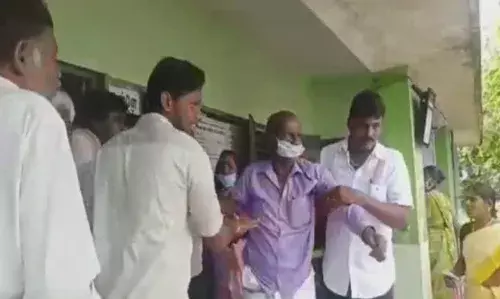 வாக்களிக்க அனுமதி மறுப்பு: பெண் வாக்காளரின் மாமனார் வாக்குவாதம்