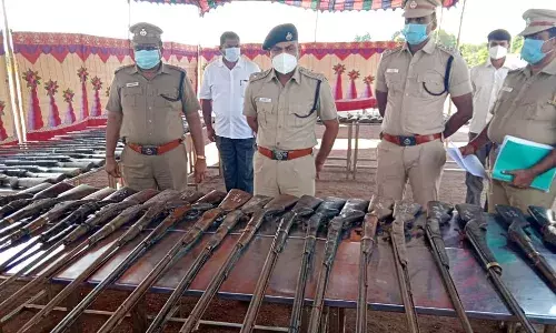 நாமக்கல் மாவட்டத்தில் 80 நாட்டுத் துப்பாக்கிகள்   போலீசாரிடம் ஒப்படைப்பு