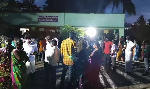 திடீரென வந்த வாக்காளர்கள்: 8:45 மணி வரை நடந்த வாக்குப்பதிவு