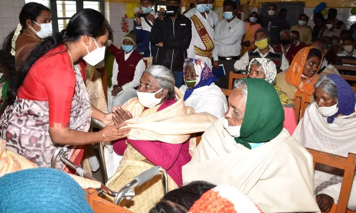 உதகையில் முதியோர் தின விழா: கலெக்டர் பங்கேற்று உற்சாகம் உதகையில் முதியோர் தின விழா: கலெக்டர் பங்கேற்று உற்சாகம்