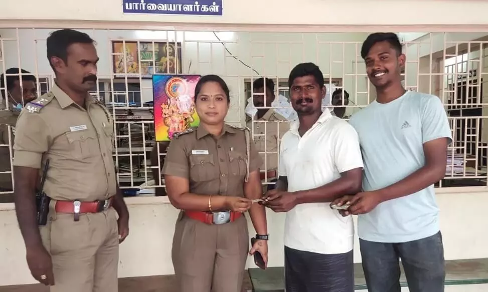 கம்பத்தில் திருடனை பிடித்துக் கொடுத்த வாலிபர்களுக்கு போலீசார் பரிசு கம்பத்தில் திருடனை பிடித்துக் கொடுத்த வாலிபர்களுக்கு போலீசார் பரிசு