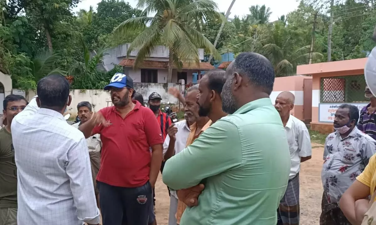 வழிப்பாதை அடைப்பு - அதிகாரியை முற்றுகையிட்ட பொதுமக்கள் வழிப்பாதை அடைப்பு - அதிகாரியை முற்றுகையிட்ட பொதுமக்கள்