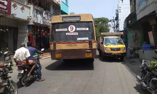 விதி மீறி செல்லும் அரசு பஸ்கள் - போக்குவரத்து  நெரிசலால் மக்கள் அவதி