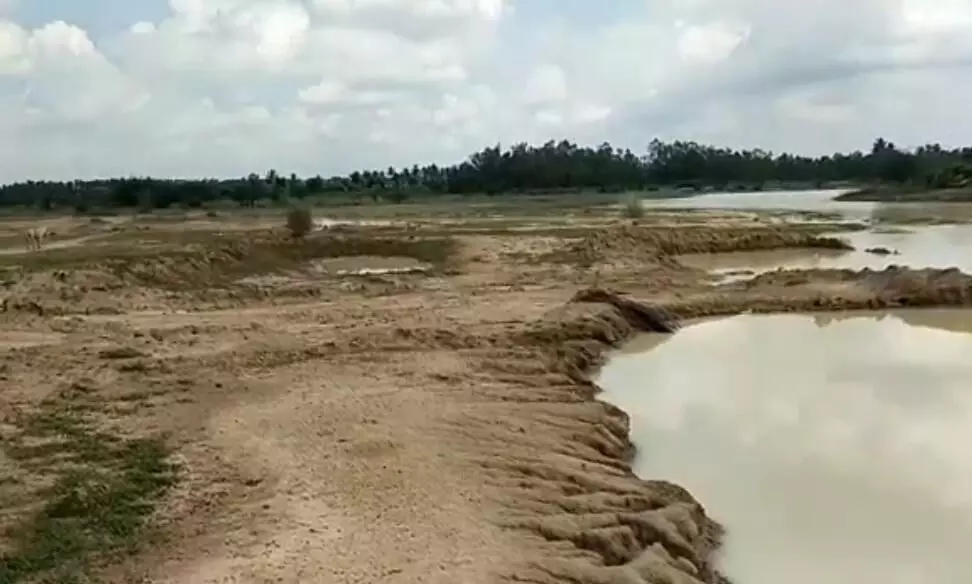 புதுக்கோட்டை அருகே கிராவல் குவாரி அமைப்பதற்கு எதிர்ப்பு தெரிவித்து மனு புதுக்கோட்டை அருகே கிராவல் குவாரி அமைப்பதற்கு எதிர்ப்பு தெரிவித்து மனு