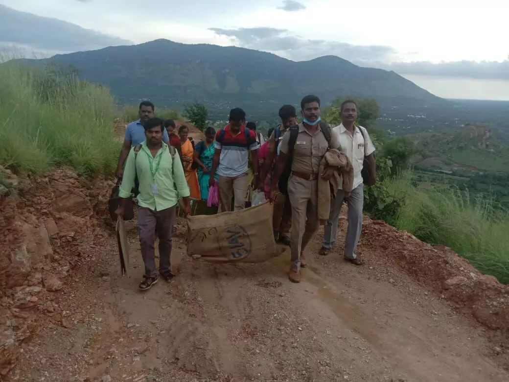 உள்ளாட்சி தேர்தல் பணிக்கு மலைகிராமத்திற்கு நடந்தே சென்ற அதிகாரிகள் உள்ளாட்சி தேர்தல் பணிக்கு மலைகிராமத்திற்கு நடந்தே சென்ற அதிகாரிகள்