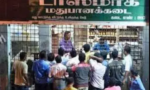 திருச்சி மாவட்டத்தில் டாஸ்மாக் ஊழியர்கள் 4 பேர் பணியிடை நீக்கம் திருச்சி மாவட்டத்தில் டாஸ்மாக் ஊழியர்கள் 4 பேர் பணியிடை நீக்கம்
