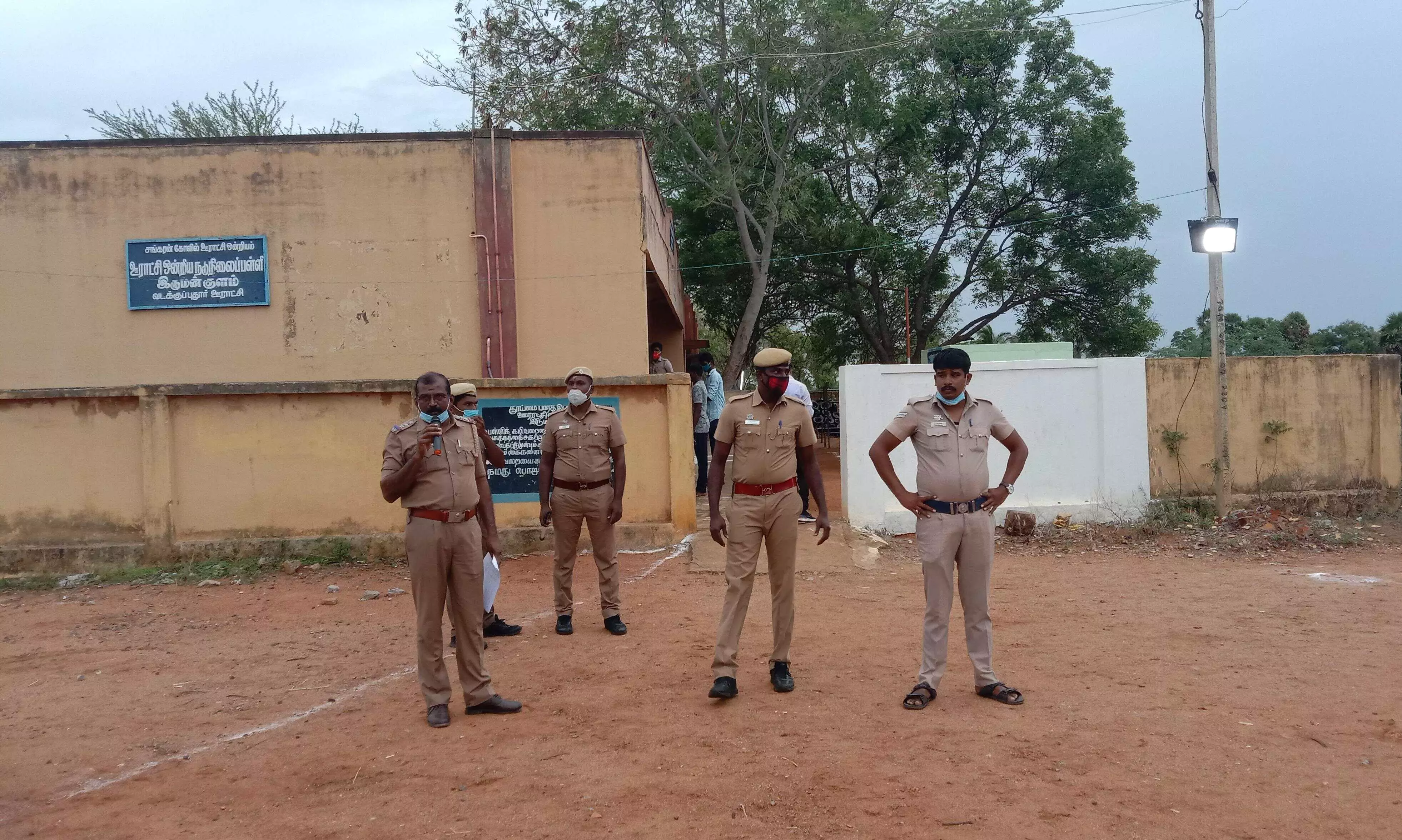 உள்ளாட்சி தேர்தல்: சங்கரன்காேவிலில் பலத்த பாதுகாப்புடன் 2ம் கட்ட வாக்குப்பதிவு உள்ளாட்சி தேர்தல்: சங்கரன்காேவிலில் பலத்த பாதுகாப்புடன் 2ம் கட்ட வாக்குப்பதிவு