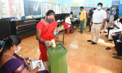 கரூர் ஊரக உள்ளாட்சி தேர்தல்: வாக்குப்பதிவு மையங்களில் ஆட்சியர் ஆய்வு