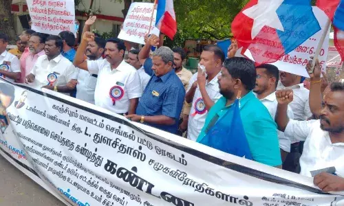 காஞ்சிபுரம் டாஸ்மாக் ஊழியர் கொலை: மதுரையில் ஆர்ப்பாட்டம் காஞ்சிபுரம் டாஸ்மாக் ஊழியர் கொலை: மதுரையில் ஆர்ப்பாட்டம்