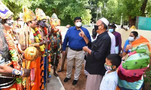 தமிழ் கடவுள் வேடமணிந்து கொரோனா விழிப்புணர்வு பிரச்சாரம்