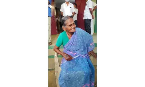 கள்ள ஓட்டு போட்ட மூதாட்டி: போலீஸ் விசாரணை