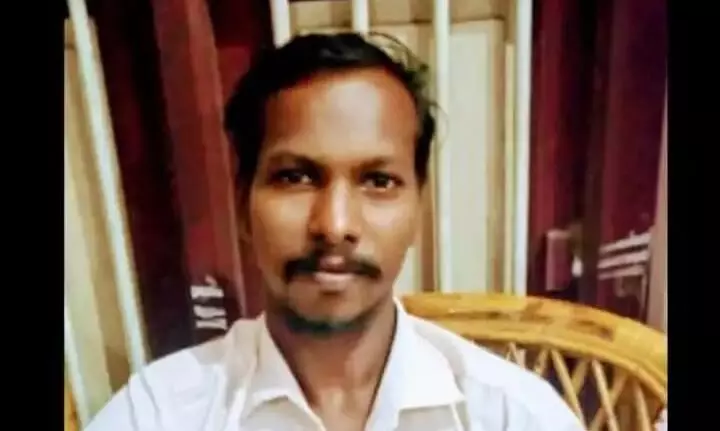 தனது 16 வயது மகளை காதலித்த ஆட்டோ ஓட்டுனரை குத்தி கொலை செய்த தந்தை கைது. தனது 16 வயது மகளை காதலித்த ஆட்டோ ஓட்டுனரை குத்தி கொலை செய்த தந்தை கைது.