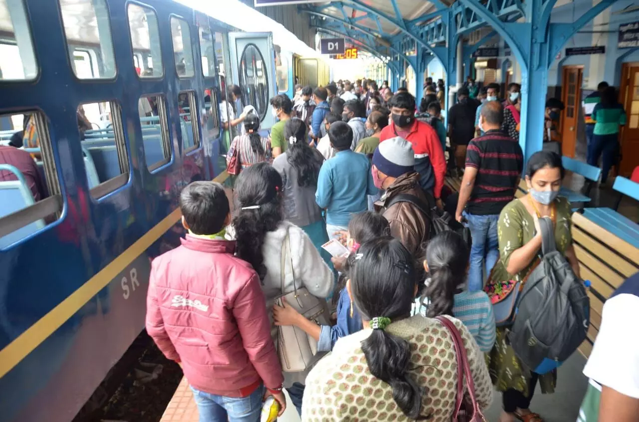 ஊட்டி மலை ரயிலில் பயணிக்க விடுமுறை நாளில் குவிந்த சுற்றுலா பயணிகள் ஊட்டி மலை ரயிலில் பயணிக்க விடுமுறை நாளில் குவிந்த சுற்றுலா பயணிகள்