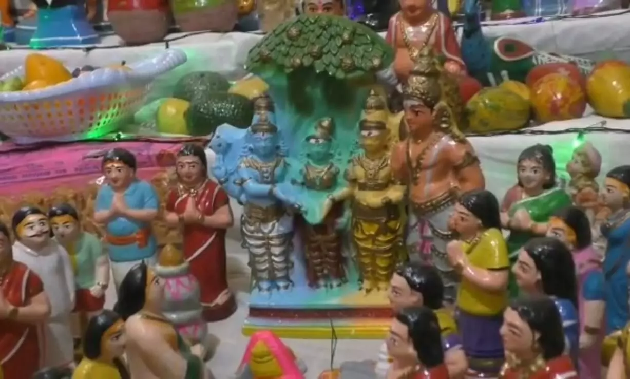 மதுரை சித்திரை திருவிழாவை நவராத்திரி கொலுவாக அலங்கரித்த பெண்மணி மதுரை சித்திரை திருவிழாவை நவராத்திரி கொலுவாக அலங்கரித்த பெண்மணி
