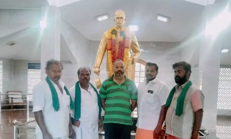 முல்லை பெரியாறு அணையில் தண்ணீர் திறந்த நாள்: பென்னிகுவிக் சிலைக்கு மரியாதை முல்லை பெரியாறு அணையில் தண்ணீர் திறந்த நாள்: பென்னிகுவிக் சிலைக்கு மரியாதை