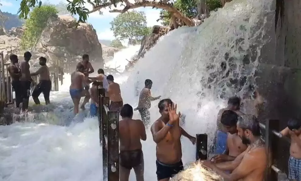 ஒகேனக்கல்லில் தடையை மீறி அருவிகளில் குளி்த்த சுற்றுலா பயணிகள் ஒகேனக்கல்லில் தடையை மீறி அருவிகளில் குளி்த்த சுற்றுலா பயணிகள்