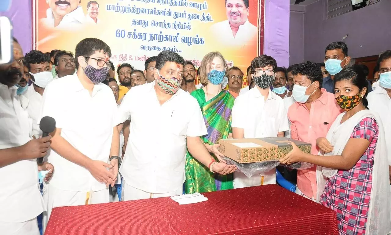 மதுரையில் மாற்றுத்திறனாளிகளுக்கு நலத்திட்ட உதவிகள்: தமிழக நிதியமைச்சர் வழங்கல் மதுரையில் மாற்றுத்திறனாளிகளுக்கு நலத்திட்ட உதவிகள்: தமிழக நிதியமைச்சர் வழங்கல்