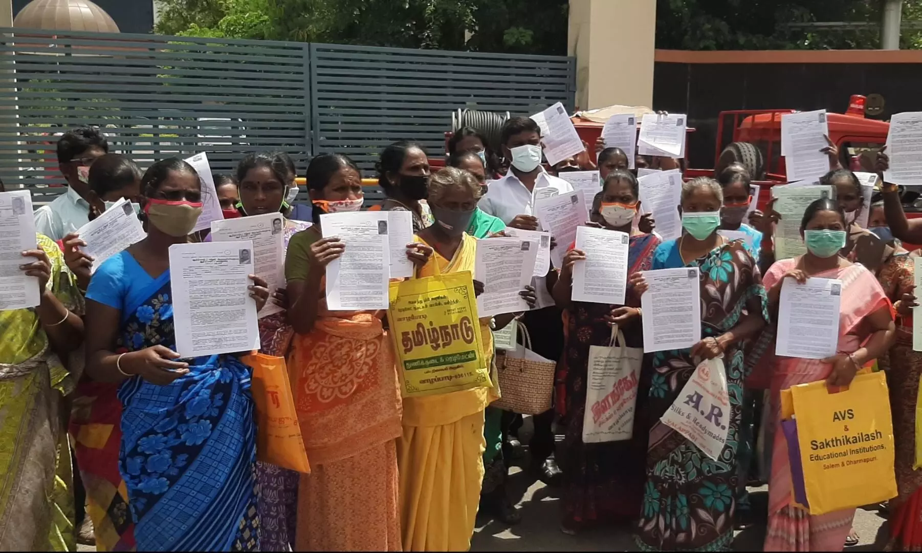 சேலத்தில் 4 ஆண்டுகளாக வீட்டுமனை வழங்காததை கண்டித்து ஆட்சியர் அலுவலம் முற்றுகை சேலத்தில் 4 ஆண்டுகளாக வீட்டுமனை வழங்காததை கண்டித்து ஆட்சியர் அலுவலம் முற்றுகை