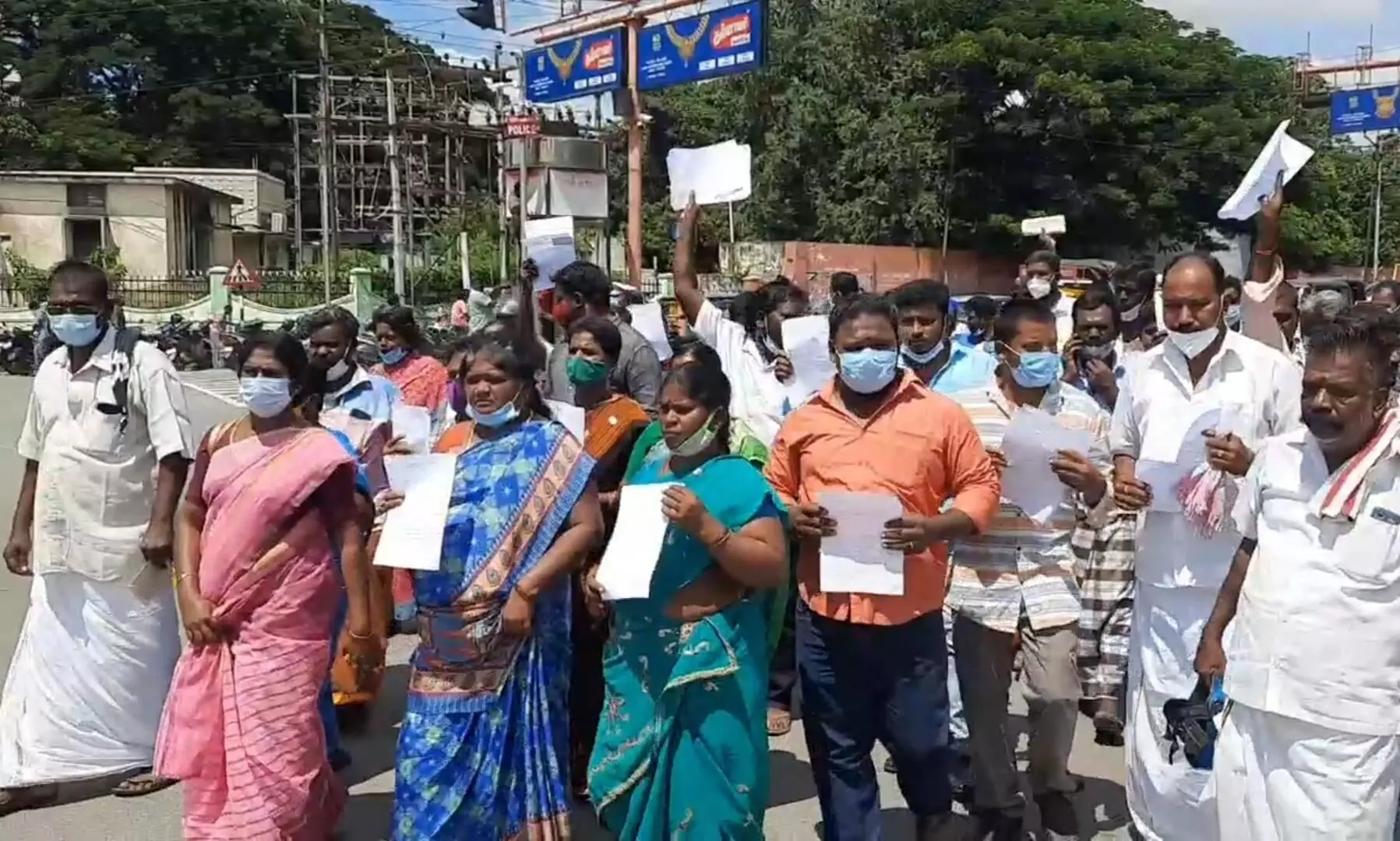 சாலையோர கடைகளை அனுமதிக்காவிட்டால் தற்கொலை: சிறு வியாபாரிகள் வேதனை சாலையோர கடைகளை அனுமதிக்காவிட்டால் தற்கொலை: சிறு வியாபாரிகள் வேதனை