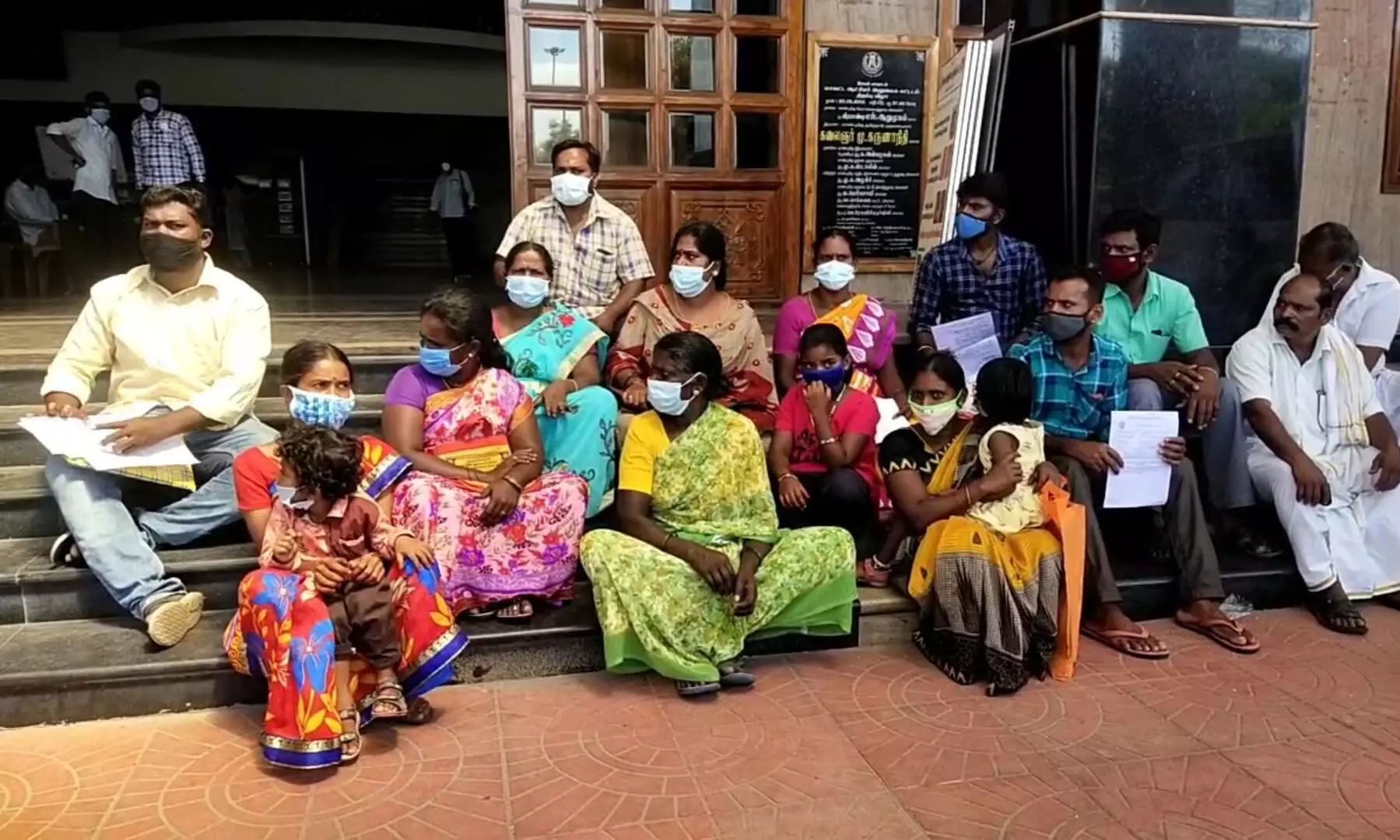 சமையல் பணியாளருக்கு ஊதியம் வழங்காததை கண்டித்து ஆட்சியர் அலுவலகம் முன் தர்ணா சமையல் பணியாளருக்கு ஊதியம் வழங்காததை கண்டித்து ஆட்சியர் அலுவலகம் முன் தர்ணா