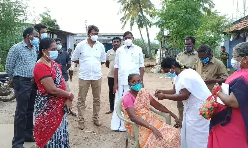 அந்தியூர் பேரூராட்சியில் வீடுவீடாக சென்று தடுப்பூசி:  எம்எல்ஏ ஆய்வு அந்தியூர் பேரூராட்சியில் வீடுவீடாக சென்று தடுப்பூசி:  எம்எல்ஏ ஆய்வு