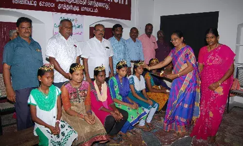 பெண் குழந்தைகள் தினம்: கோவில்பட்டியில் சிறுமிகளுக்கு கிரீடம் சூட்டி கவுரவிப்பு