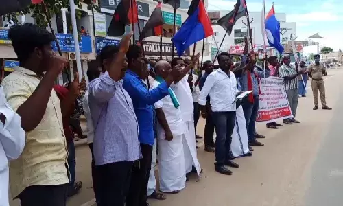 கீழக்கரையில் கட்டி முடிக்காத ரயில்வே மேம்பாலம்: விடுதலை சிறுத்தைகள் ஆர்ப்பாட்டம் கீழக்கரையில் கட்டி முடிக்காத ரயில்வே மேம்பாலம்: விடுதலை சிறுத்தைகள் ஆர்ப்பாட்டம்