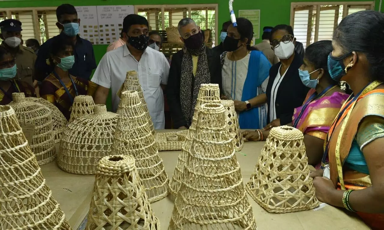 பெண்களின் முன்னேற்றத்துக்கு தமிழக அரசு துணை நிற்கும்: நிதியமைச்சர் பெண்களின் முன்னேற்றத்துக்கு தமிழக அரசு துணை நிற்கும்: நிதியமைச்சர்