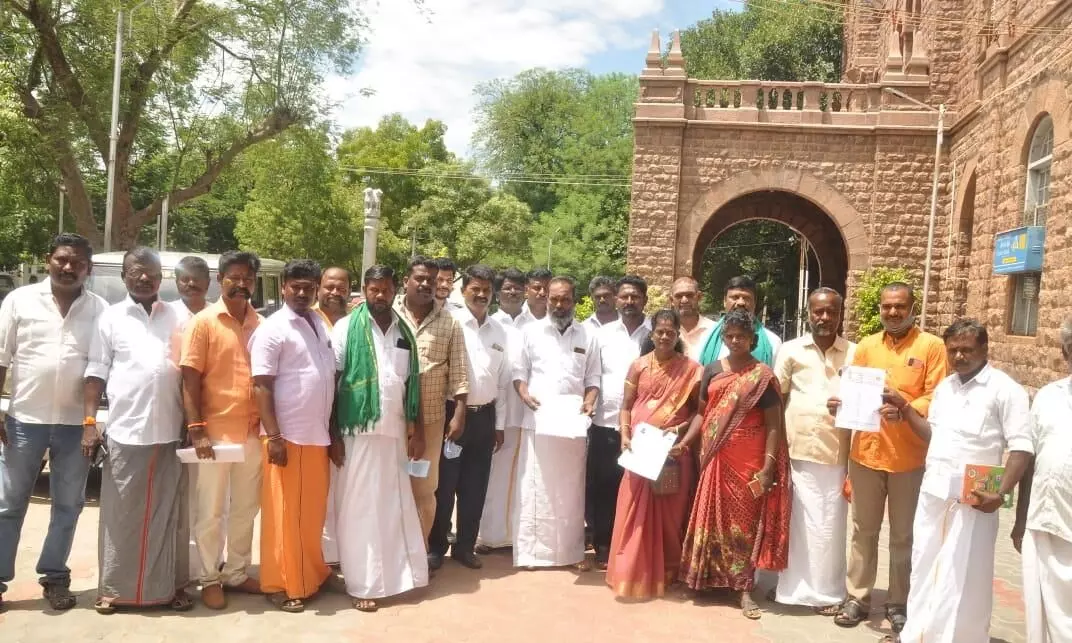 பராபட்சமின்றி நெல் கொள்முதல்: பா.ஜ.க.வினர் ஆட்சியர் அலுவலகத்தில் மனு பராபட்சமின்றி நெல் கொள்முதல்: பா.ஜ.க.வினர் ஆட்சியர் அலுவலகத்தில் மனு