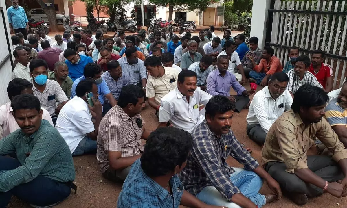 சம்பளம் வழங்கக்கோரி மதுரை காமராஜர் பல்கலைக் கழக தொகுப்பூதிய ஊழியர்கள் போராட்டம் சம்பளம் வழங்கக்கோரி மதுரை காமராஜர் பல்கலைக் கழக தொகுப்பூதிய ஊழியர்கள் போராட்டம்